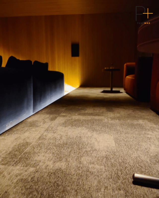 Instalación de moqueta en losetas para una sala de cine privada en El Madroñal 3 40