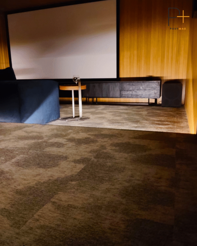 Instalación de moqueta en losetas para una sala de cine privada en El Madroñal 9 46