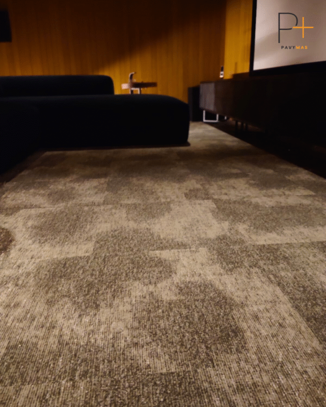 Instalación de moqueta en losetas para una sala de cine privada en El Madroñal 10 47